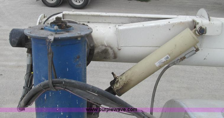 image for item G2075 2006 Warren bulk aluminum feed trailer