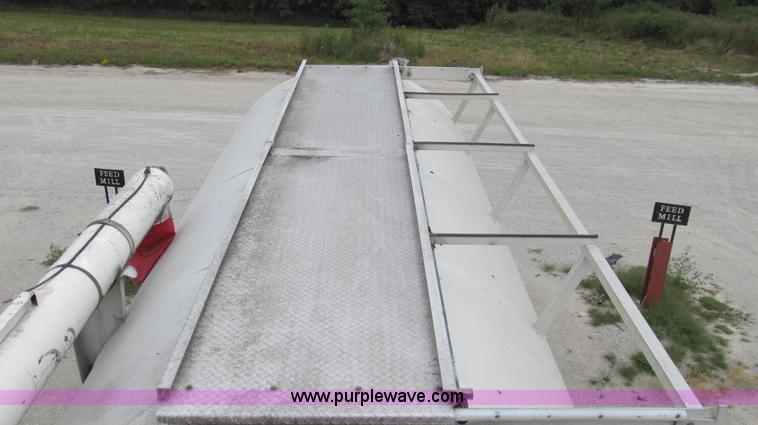 image for item G2075 2006 Warren bulk aluminum feed trailer