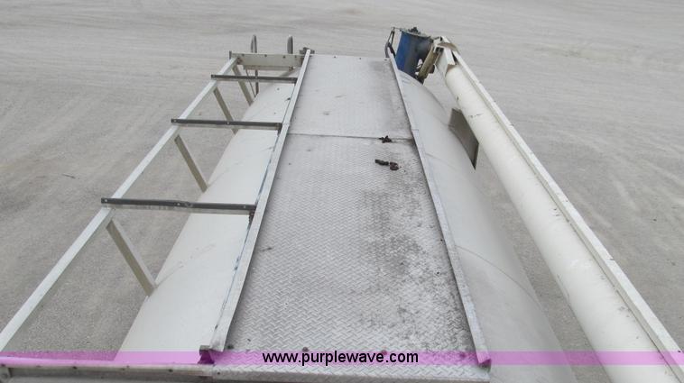 image for item G2075 2006 Warren bulk aluminum feed trailer