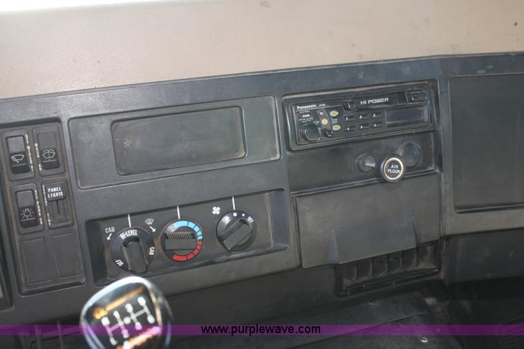 image for item G4040 1994 International 4700 box truck