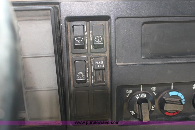 image for item G4040 1994 International 4700 box truck