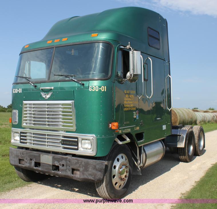 image for item G4041 1999 International 9800 Eagle semi truck