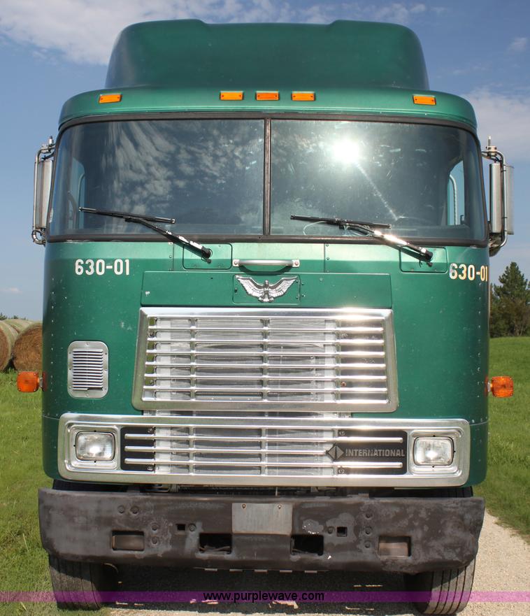 image for item G4041 1999 International 9800 Eagle semi truck