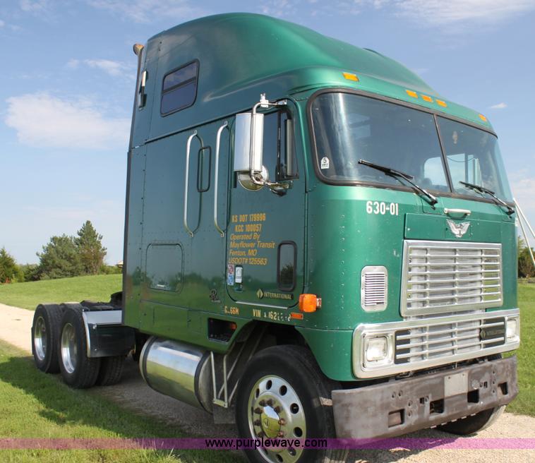 image for item G4041 1999 International 9800 Eagle semi truck