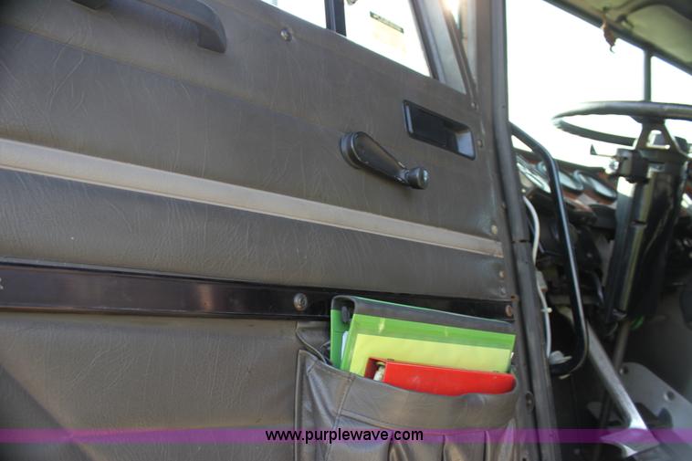 image for item G4041 1999 International 9800 Eagle semi truck