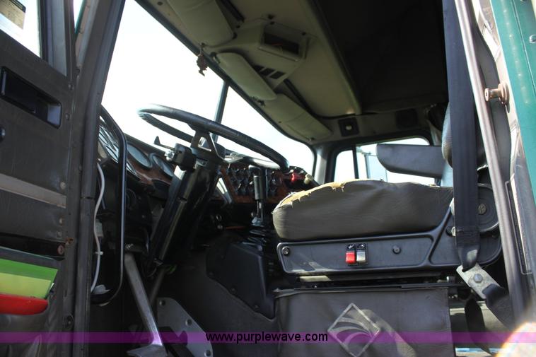 image for item G4041 1999 International 9800 Eagle semi truck