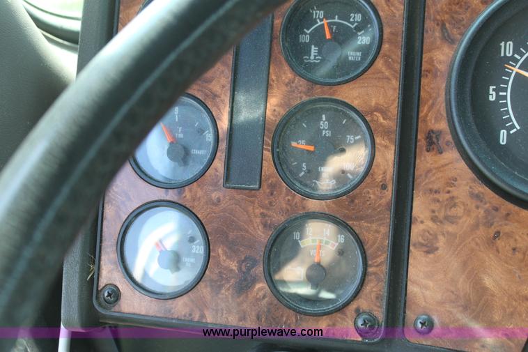 image for item G4041 1999 International 9800 Eagle semi truck