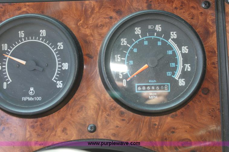 image for item G4041 1999 International 9800 Eagle semi truck