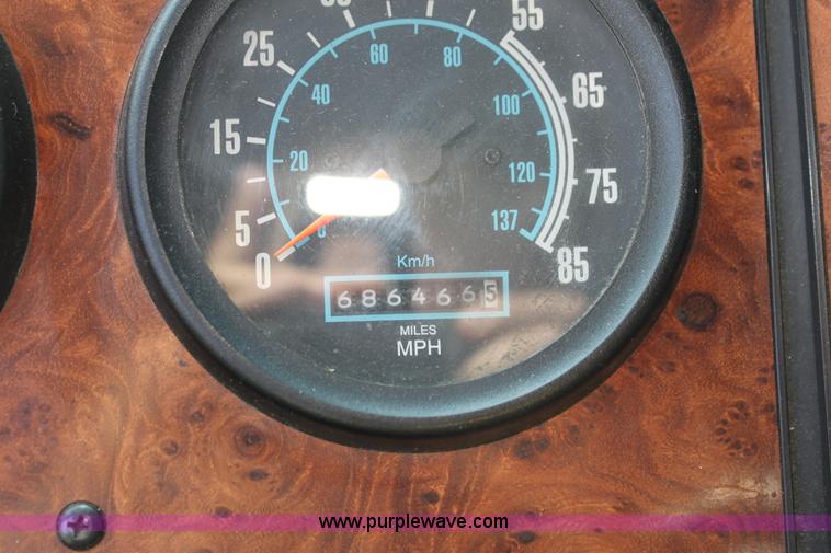 image for item G4041 1999 International 9800 Eagle semi truck