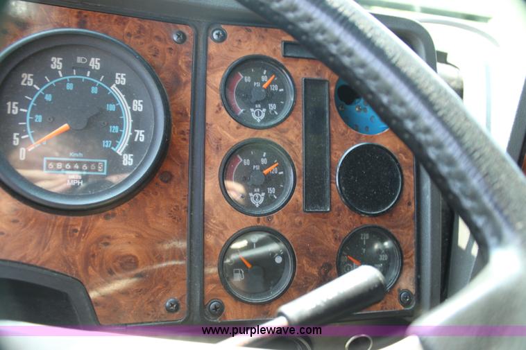 image for item G4041 1999 International 9800 Eagle semi truck