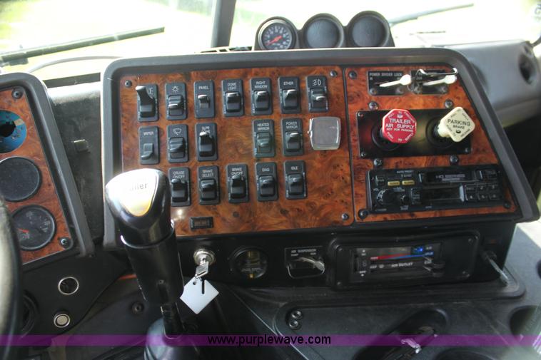 image for item G4041 1999 International 9800 Eagle semi truck