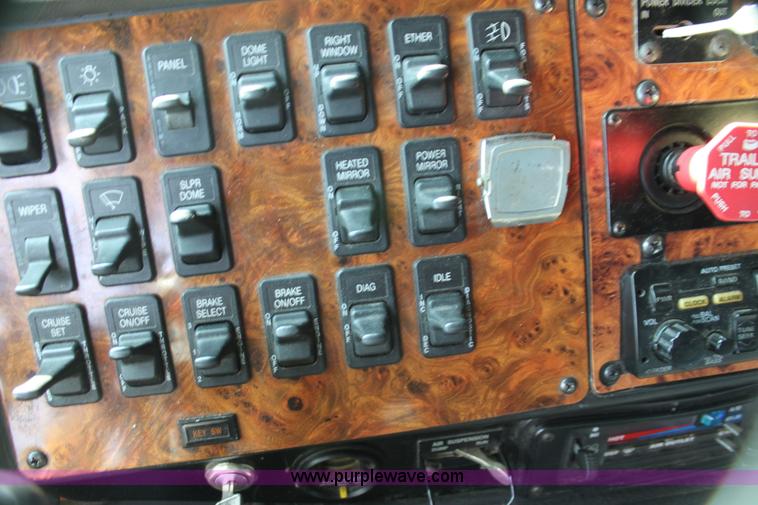 image for item G4041 1999 International 9800 Eagle semi truck