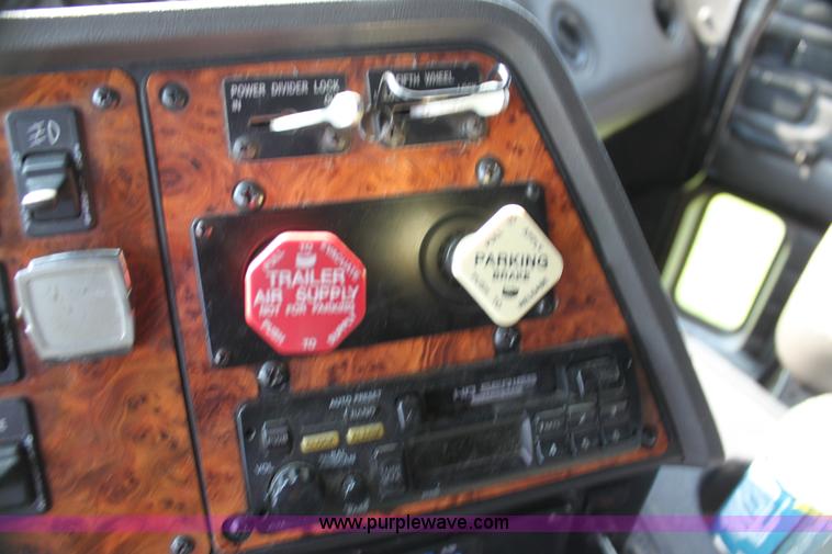 image for item G4041 1999 International 9800 Eagle semi truck