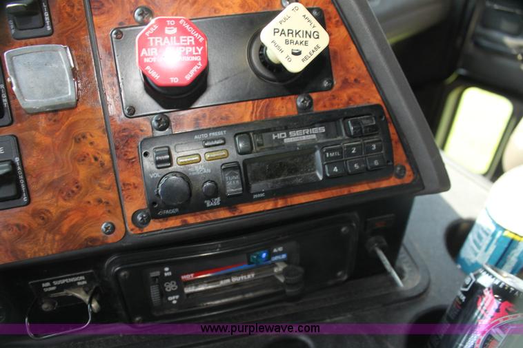 image for item G4041 1999 International 9800 Eagle semi truck