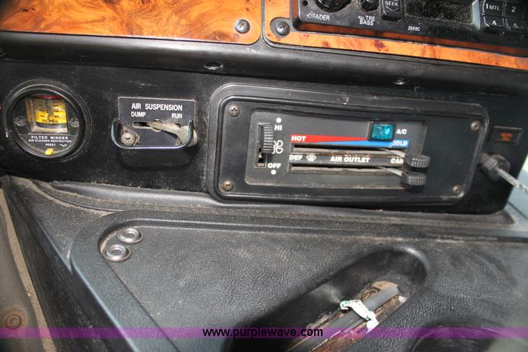 image for item G4041 1999 International 9800 Eagle semi truck