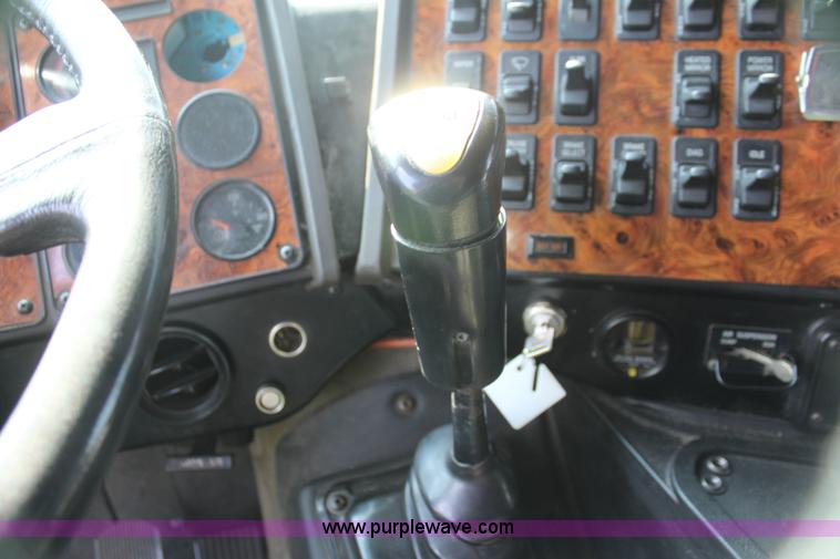 image for item G4041 1999 International 9800 Eagle semi truck