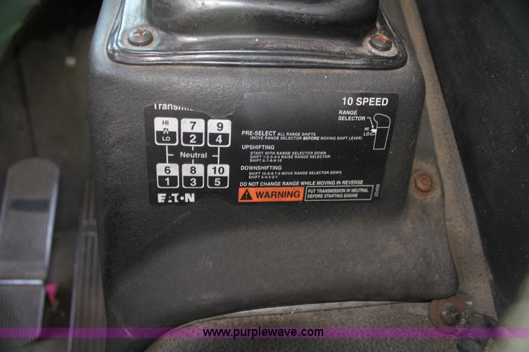 image for item G4041 1999 International 9800 Eagle semi truck