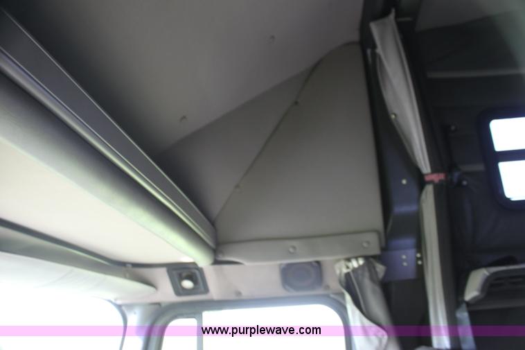 image for item G4041 1999 International 9800 Eagle semi truck