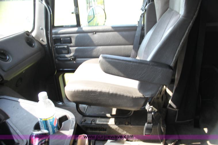 image for item G4041 1999 International 9800 Eagle semi truck