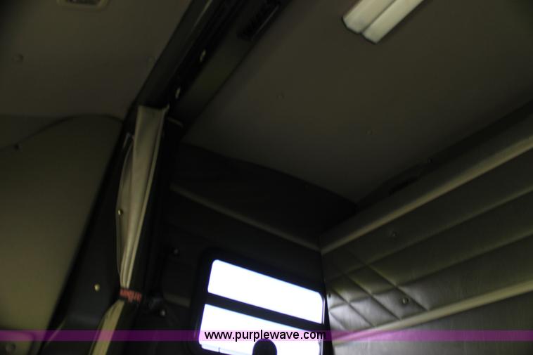 image for item G4041 1999 International 9800 Eagle semi truck