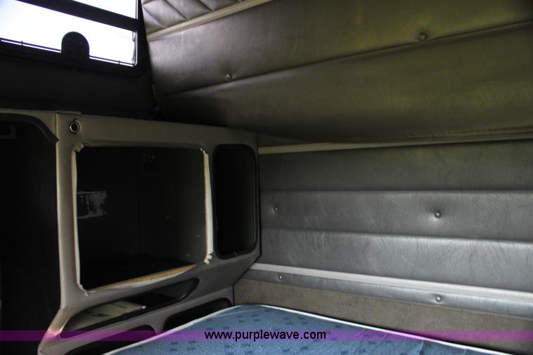 image for item G4041 1999 International 9800 Eagle semi truck