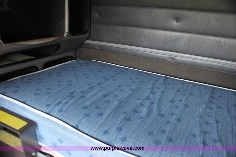 image for item G4041 1999 International 9800 Eagle semi truck