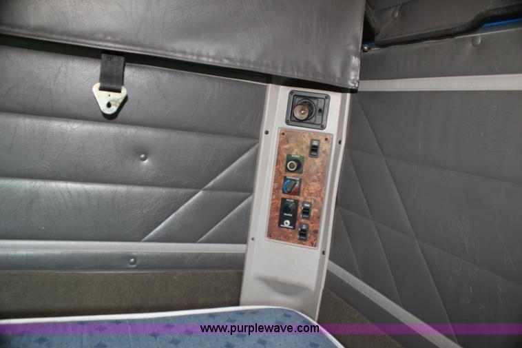 image for item G4041 1999 International 9800 Eagle semi truck