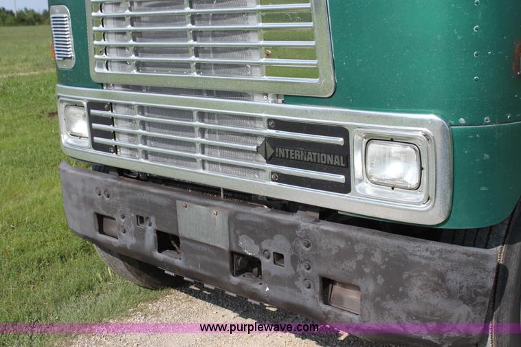 image for item G4041 1999 International 9800 Eagle semi truck