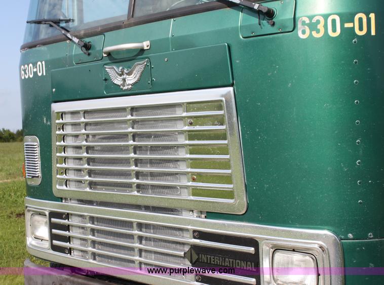 image for item G4041 1999 International 9800 Eagle semi truck