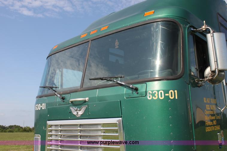 image for item G4041 1999 International 9800 Eagle semi truck