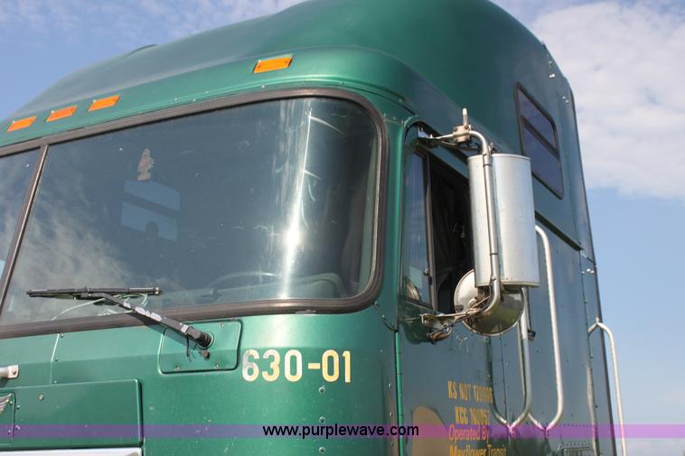 image for item G4041 1999 International 9800 Eagle semi truck