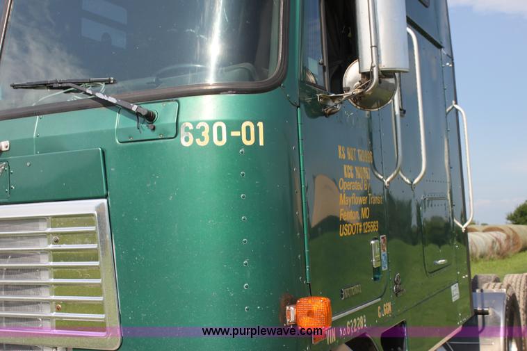 image for item G4041 1999 International 9800 Eagle semi truck