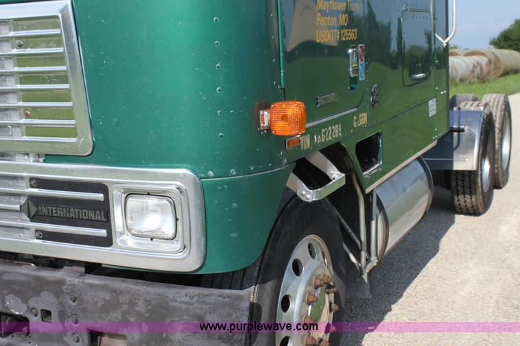 image for item G4041 1999 International 9800 Eagle semi truck