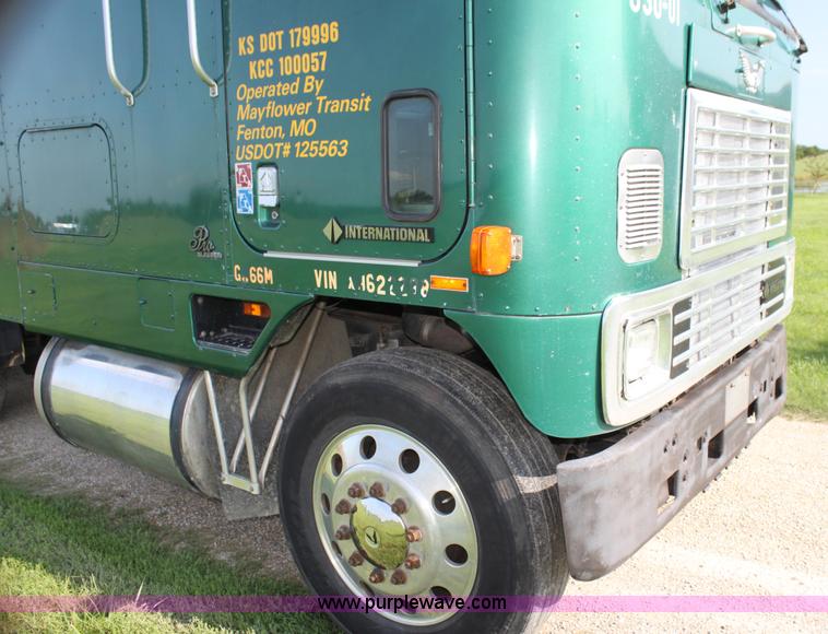 image for item G4041 1999 International 9800 Eagle semi truck