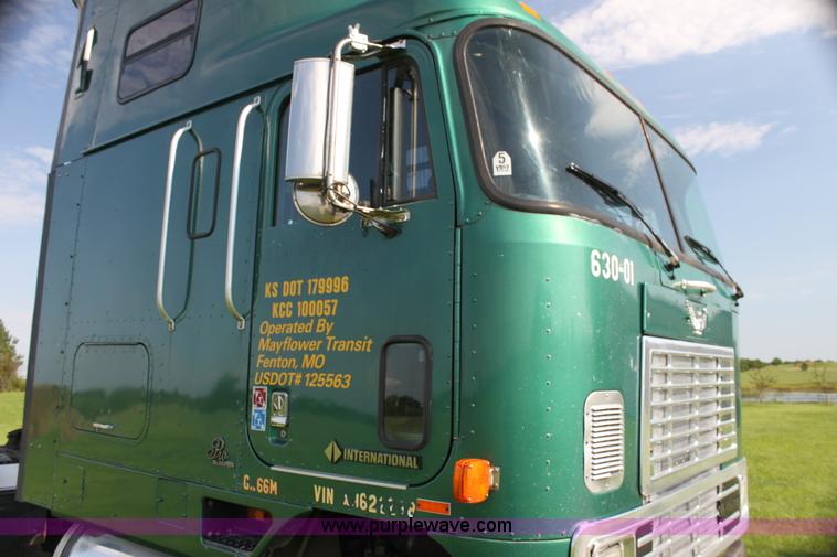 image for item G4041 1999 International 9800 Eagle semi truck