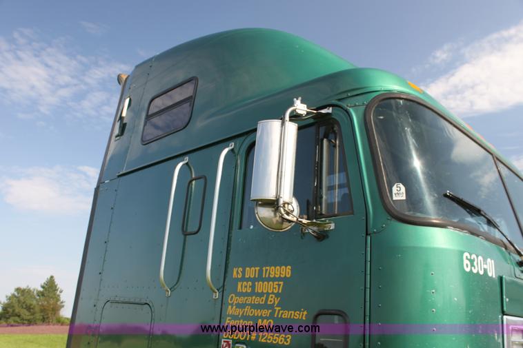 image for item G4041 1999 International 9800 Eagle semi truck