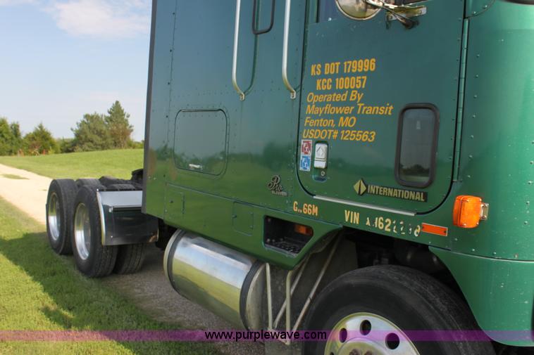 image for item G4041 1999 International 9800 Eagle semi truck