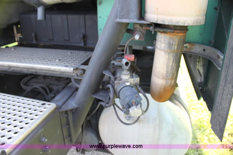 image for item G4041 1999 International 9800 Eagle semi truck