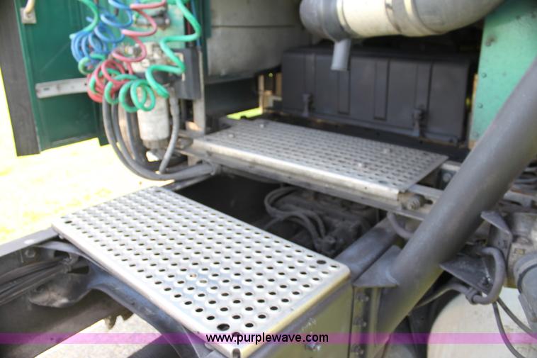 image for item G4041 1999 International 9800 Eagle semi truck