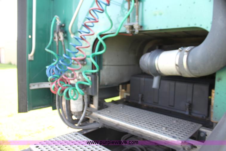 image for item G4041 1999 International 9800 Eagle semi truck