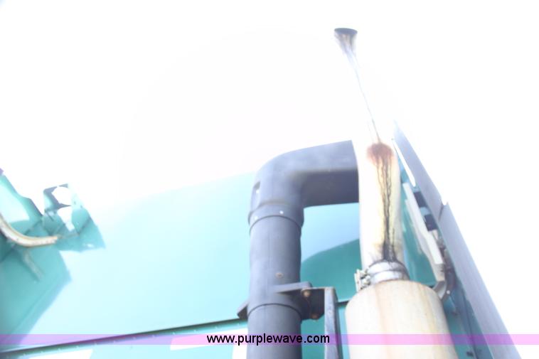 image for item G4041 1999 International 9800 Eagle semi truck