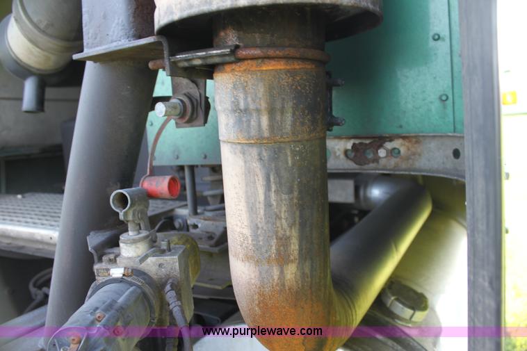 image for item G4041 1999 International 9800 Eagle semi truck