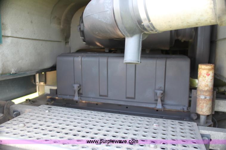 image for item G4041 1999 International 9800 Eagle semi truck