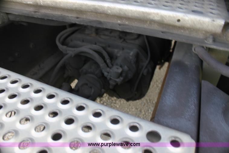 image for item G4041 1999 International 9800 Eagle semi truck