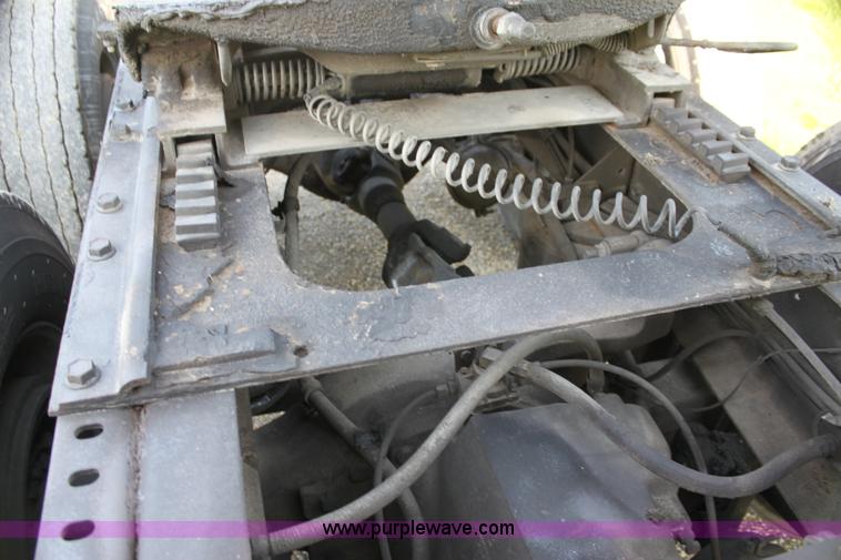 image for item G4041 1999 International 9800 Eagle semi truck