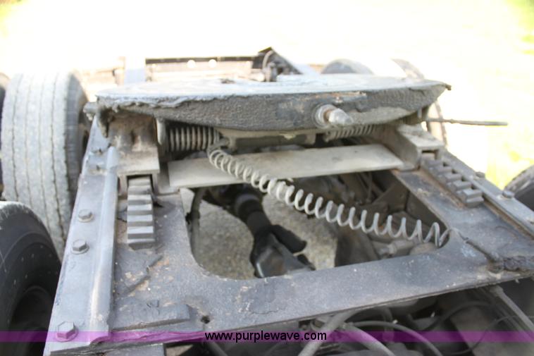 image for item G4041 1999 International 9800 Eagle semi truck