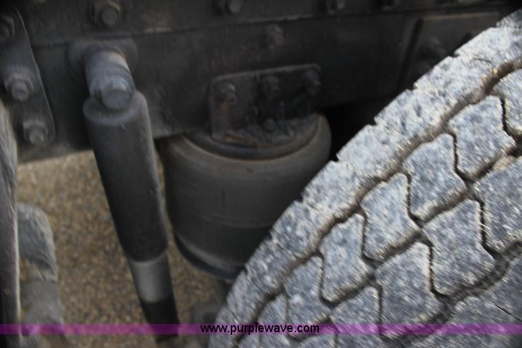 image for item G4041 1999 International 9800 Eagle semi truck