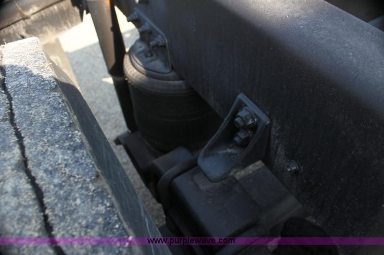 image for item G4041 1999 International 9800 Eagle semi truck