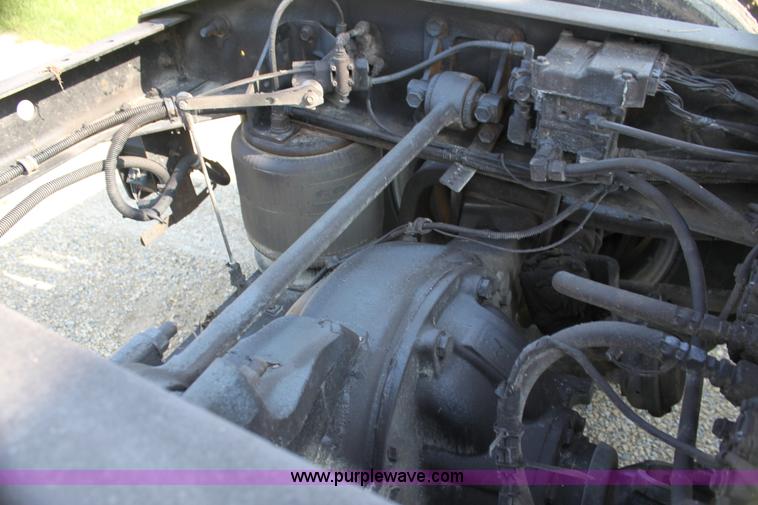 image for item G4041 1999 International 9800 Eagle semi truck