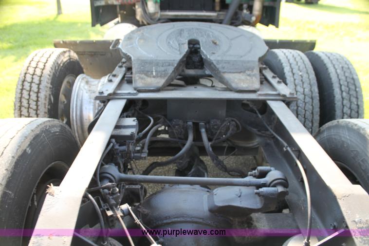 image for item G4041 1999 International 9800 Eagle semi truck